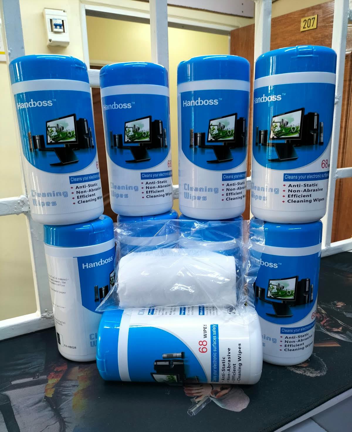 Handboss cleaning wipes product photo