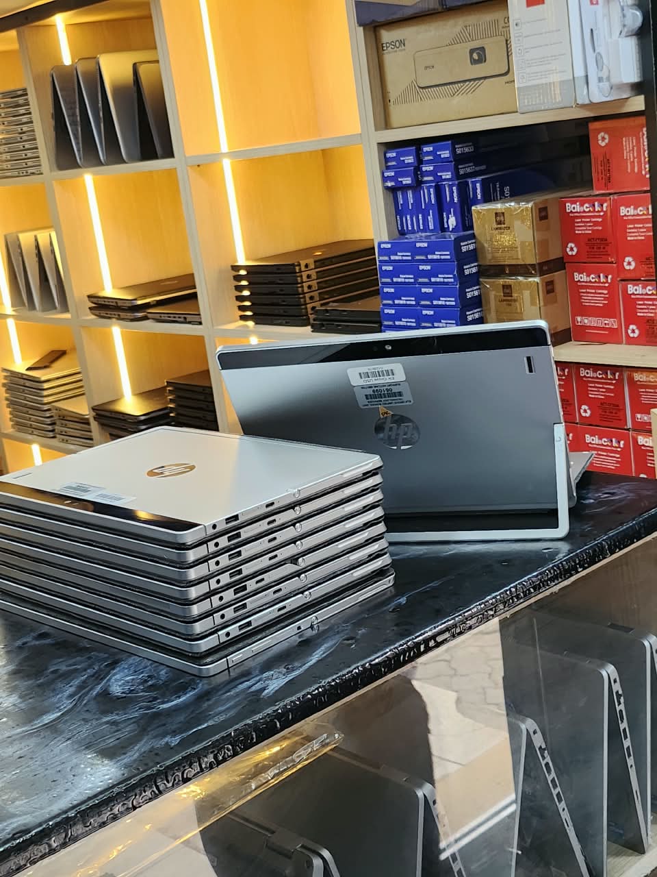 Hp EliteX2 1012 G1,intel core m5 6th gen,8gb Ram 256gb ssd,t ouch screen detouchable. product photo